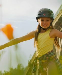 Razor Hovertrax Prizma - Pink -Little Tikes Shop Hovertrax Prizma Lifestyle 0066 min 57480.1647573930