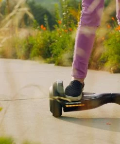 Razor Hovertrax Prizma - Pink -Little Tikes Shop Hovertrax Prizma Lifestyle 0069 min 03276.1647573932